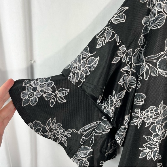 Stem & Vine Black & White Textured Floral Ruffle Sleeve Plus Size Blouse 2X - Picture 2 of 6